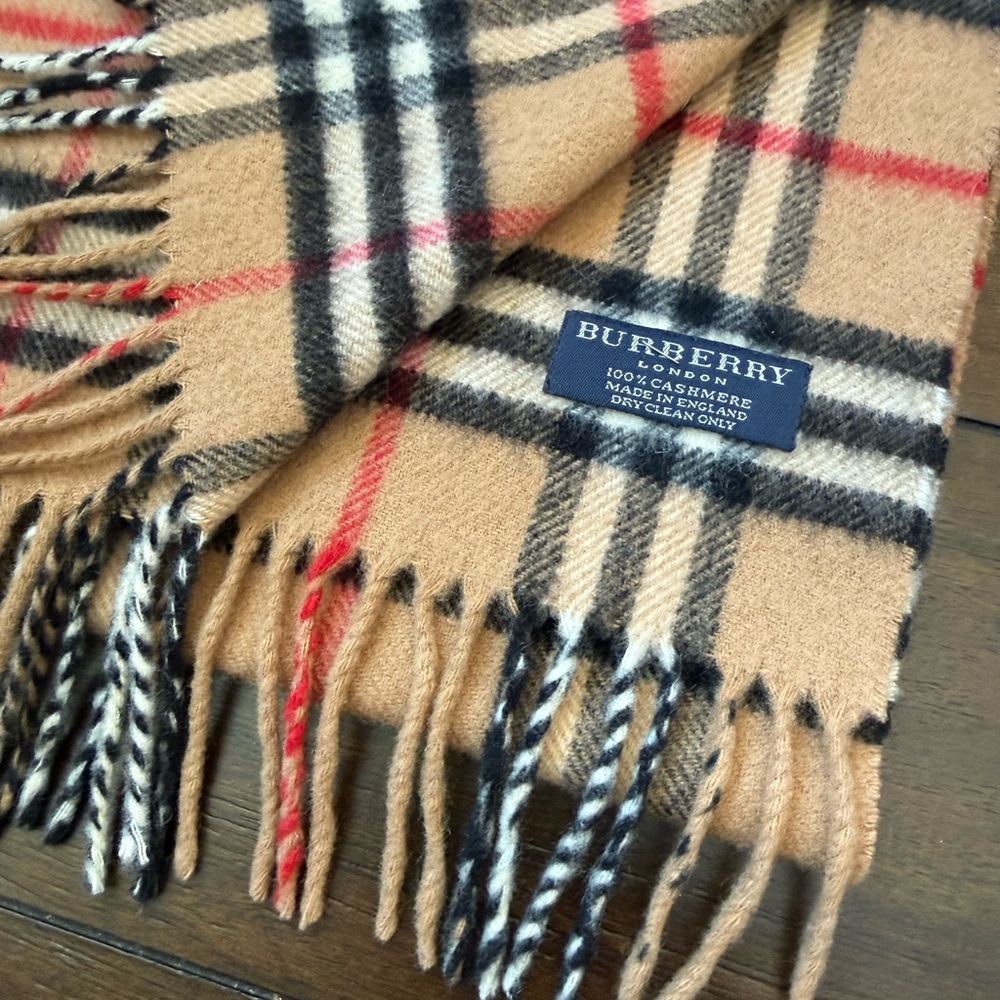 Gorgeous Burberry Beige Black and Cream Cashmere Nova Check Scarf with Label